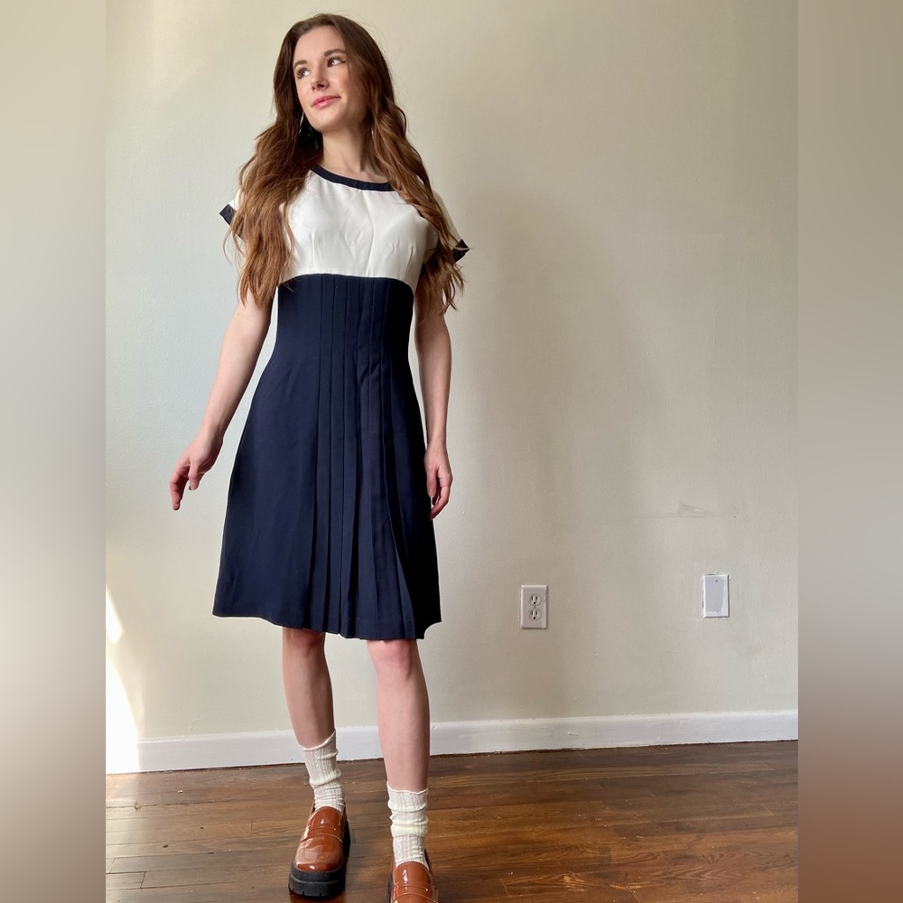 True 90’s vintage white and navy pleated dress
